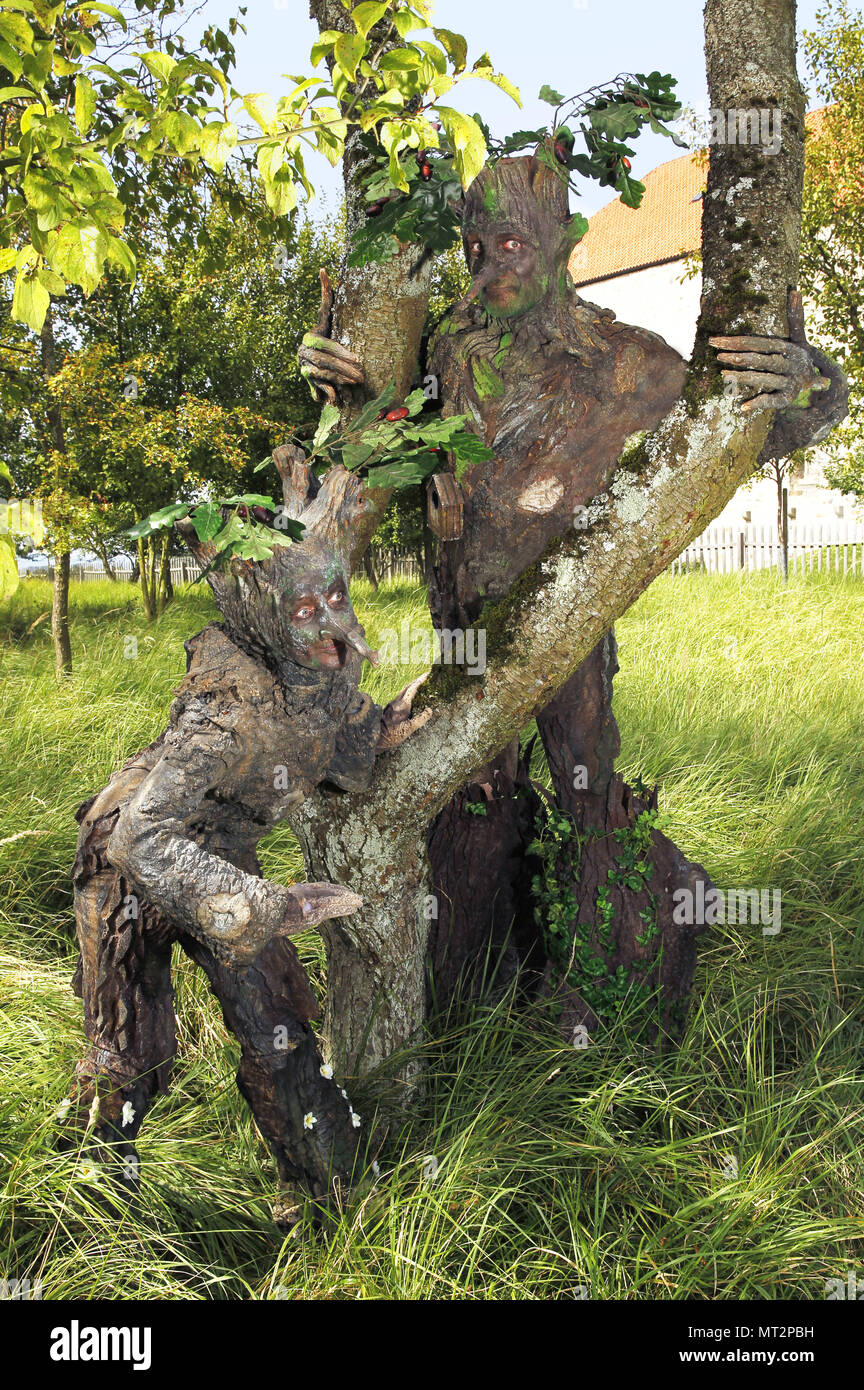 Wittenburg, Deutschland. 28th May, 2018. GEEK ART - Bodypainting meets SciFi, Fantasy and more: Tree-Beings photoshooting with the models Maria and Enrico in the monastery garden of the monastery church in Wittenburg - A project by the photographer Tschiponnique Skupin and the bodypaint artist Enrico Lein | Verwendung weltweit Credit: dpa/Alamy Live News Stock Photo