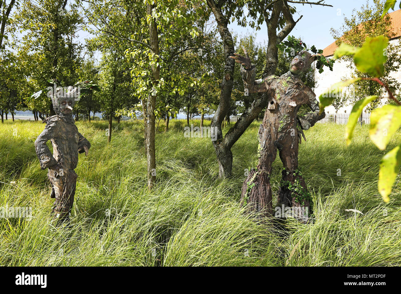 Wittenburg, Deutschland. 28th May, 2018. GEEK ART - Bodypainting meets SciFi, Fantasy and more: Tree-Beings photoshooting with the models Maria and Enrico in the monastery garden of the monastery church in Wittenburg - A project by the photographer Tschiponnique Skupin and the bodypaint artist Enrico Lein | Verwendung weltweit Credit: dpa/Alamy Live News Stock Photo