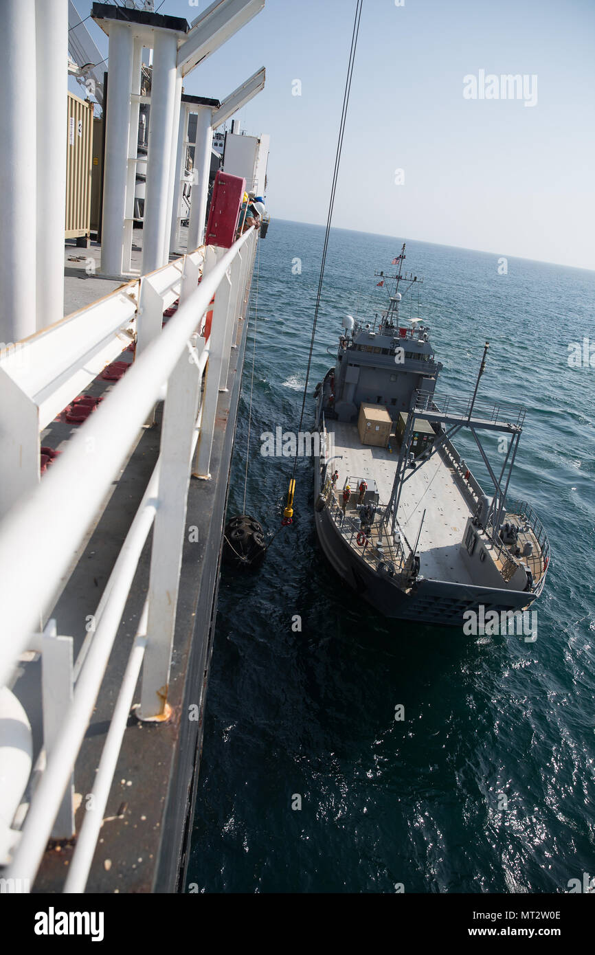 A US Army Landing Craft Utility (LCU) 2000 moors alongside the USNS ...