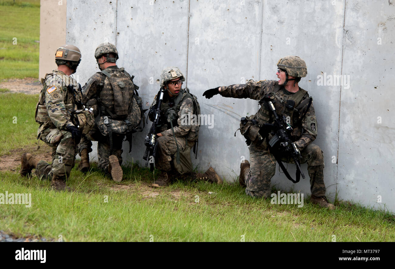 Soldiers with the Indiana National Guard's Bravo Company, 1st Battalion ...