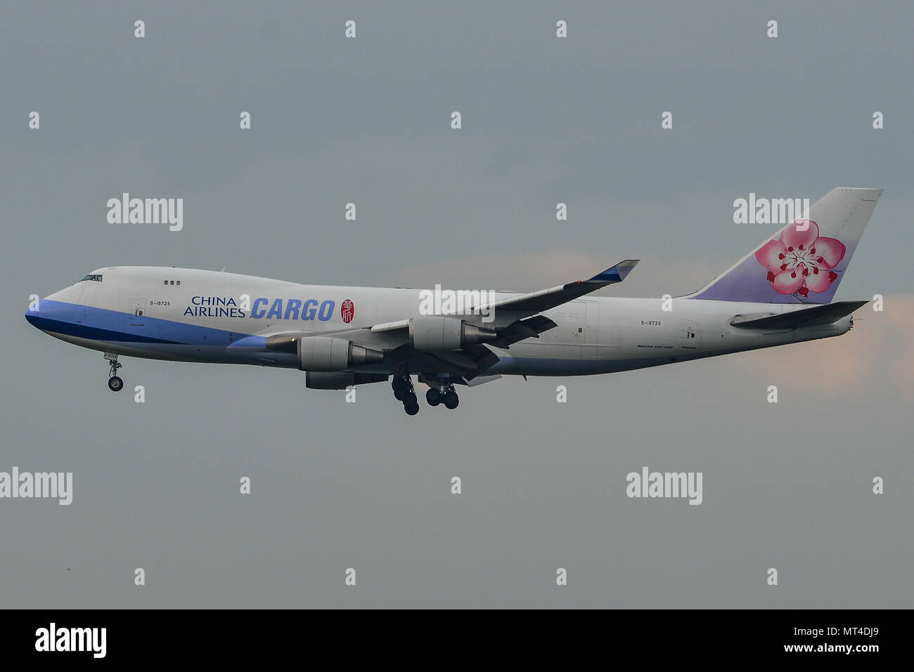 China cargo plane hi-res stock photography and images - Page