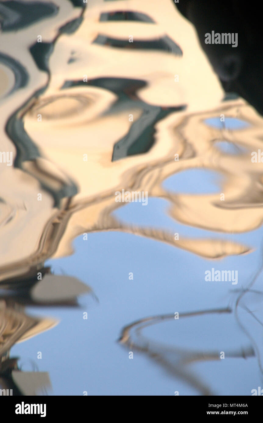 Reflections of Venetian wall in rippling canal water Stock Photo - Alamy
