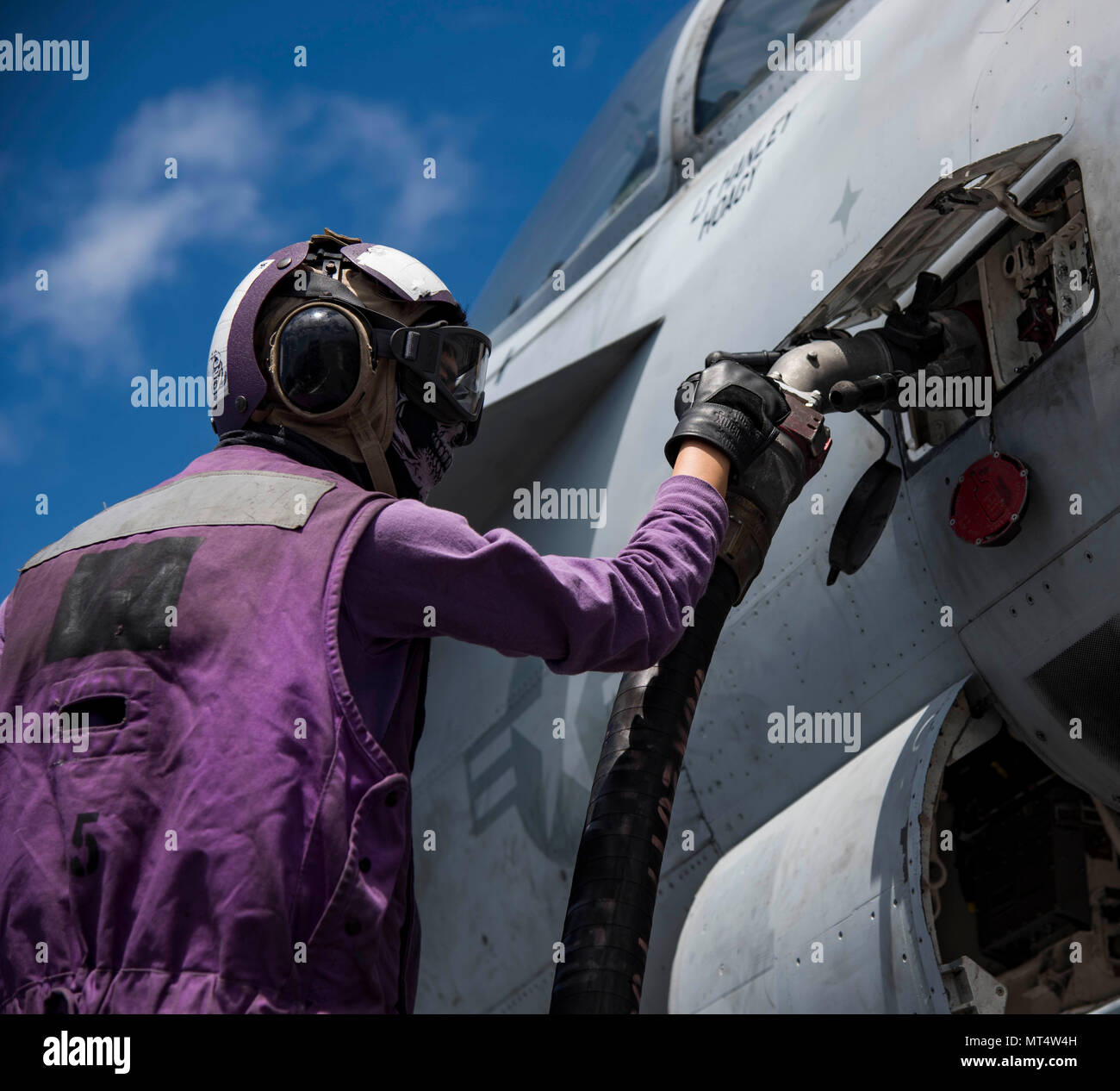 170726-N-QI061-190   ATLANTIC OCEAN (July 26, 2017) Airman Kenric Ong, from Moreno Valley, Calif., fuels an F/A-18E Super Hornet assigned to the Gladiators of Strike Fighter Squadron (VFA) 106 on the fight deck aboard the aircraft carrier USS Dwight D. Eisenhower (CVN 69)(Ike). Ike is currently conducting carrier qualifications during the maintenance phase of the Optimized Fleet Response Plan (OFRP). (U.S. Navy photo by Mass Communication Specialist 3rd Class Nathan T. Beard) Stock Photo