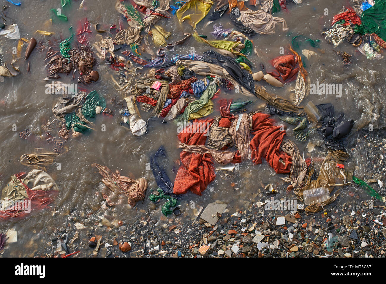 Top shot of extremely dirty ocean water next to the Gateway of India in Mumbai. Stock Photo