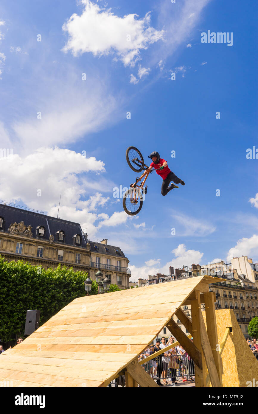 PARIS ,FRANCE- 27 May 2018: young man on bmx doing tricks, during a  Freestyle bmx demonstration, in the center of Paris Stock Photo - Alamy