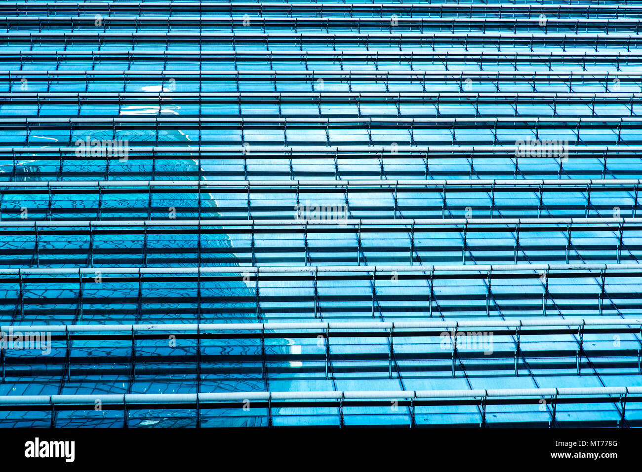 Empty olympic swimming pool clear hi-res stock photography and images ...