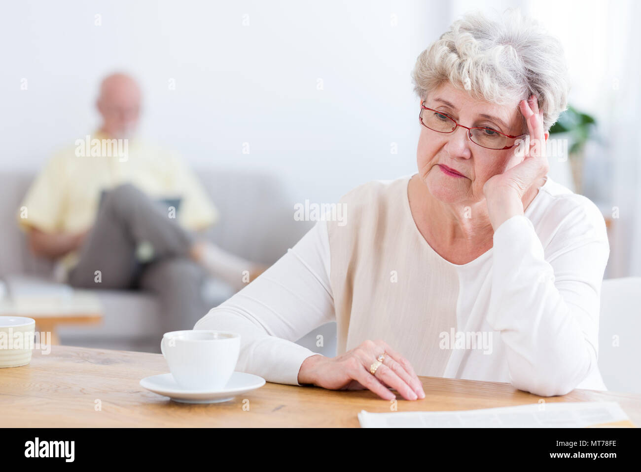 Elderly woman sad hi-res stock photography and images - Alamy