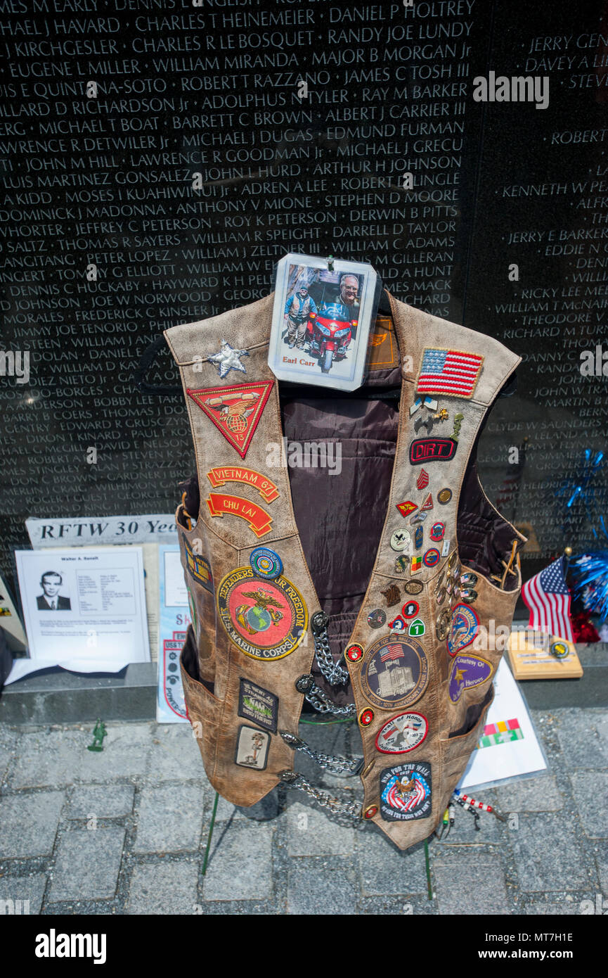 USA Washington DC Vietnam War Memorial Wall People come to grieve and remember loved ones and bring items to honor them Stock Photo