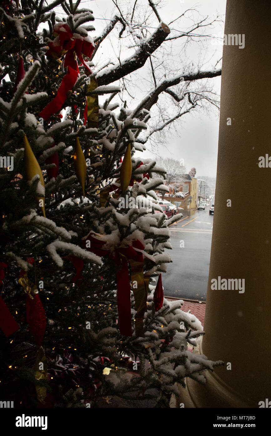 Christmas tree at the courthouse in Warrenton Virginia Stock Photo Alamy