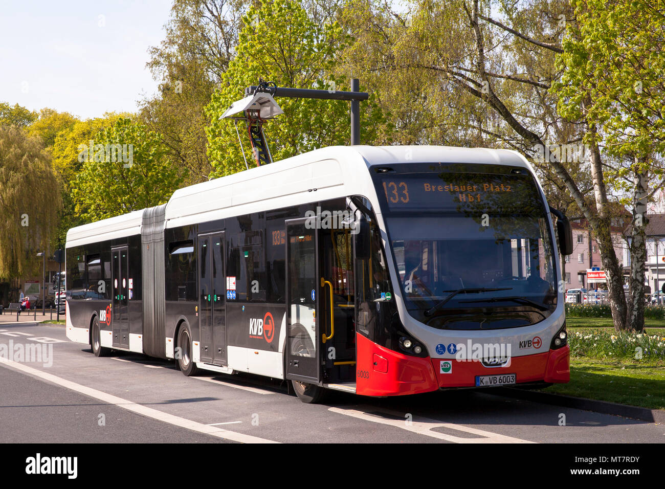 electric bus of the line 133 at a charging station at Hoeninger Platz, Cologne, Germany.  Elektrobus der Linie 133 an einer Ladestation am Hoeninger P Stock Photo