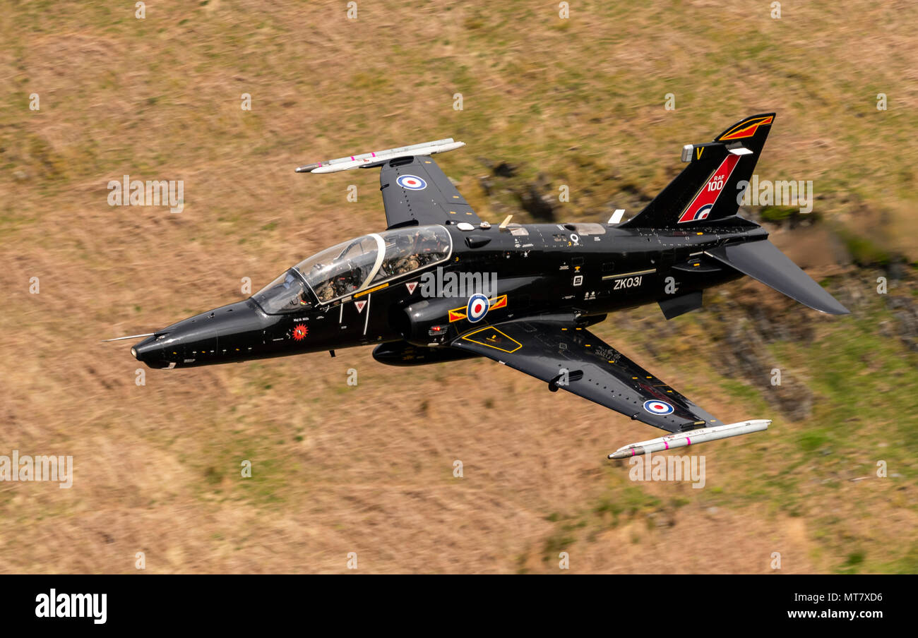 RAF Hawk T2 Jet Low Level in the mach loop snowdonia area of Wales (LFA7) Stock Photo