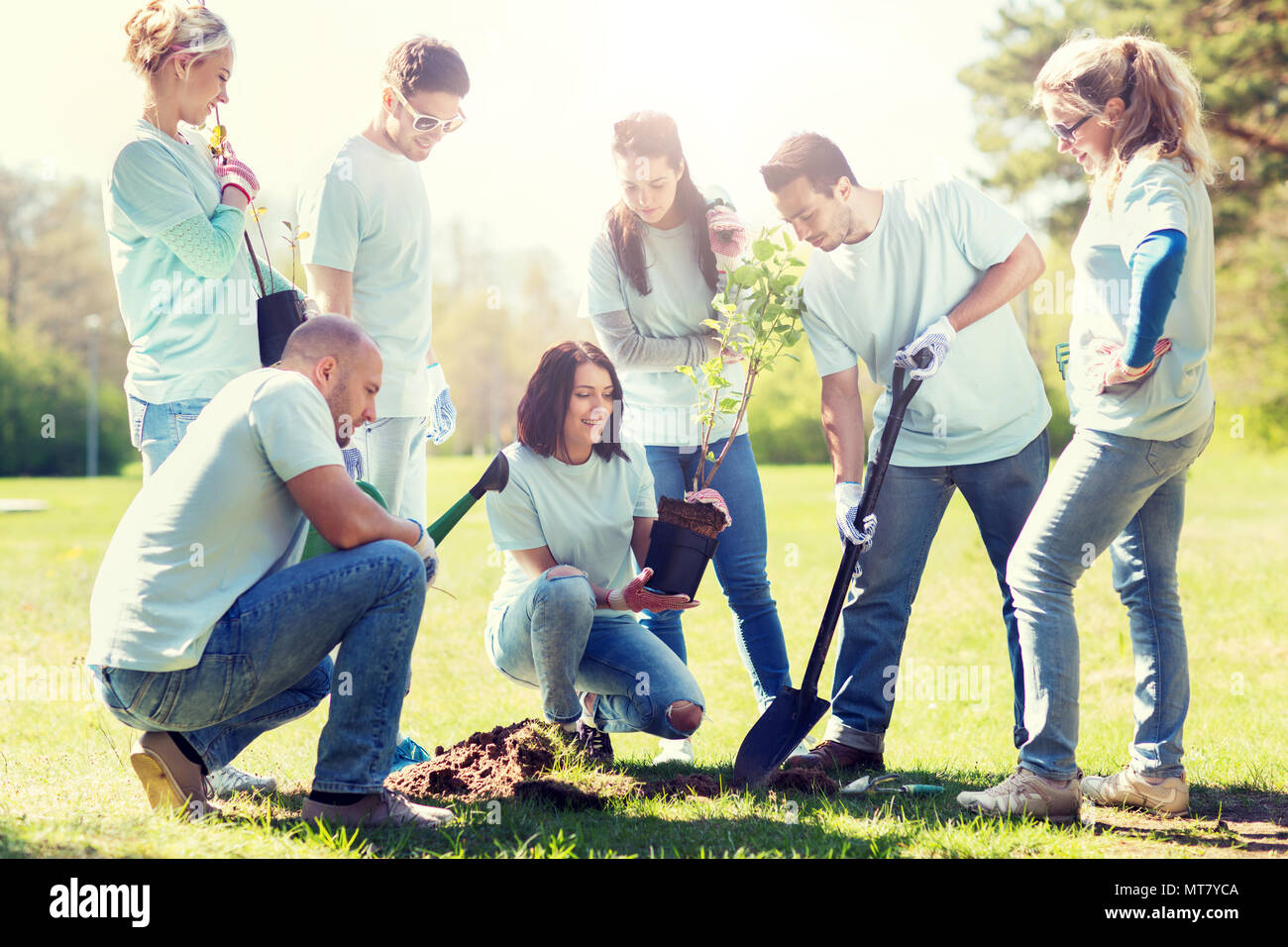 Tree planting group hi-res stock photography and images - Alamy