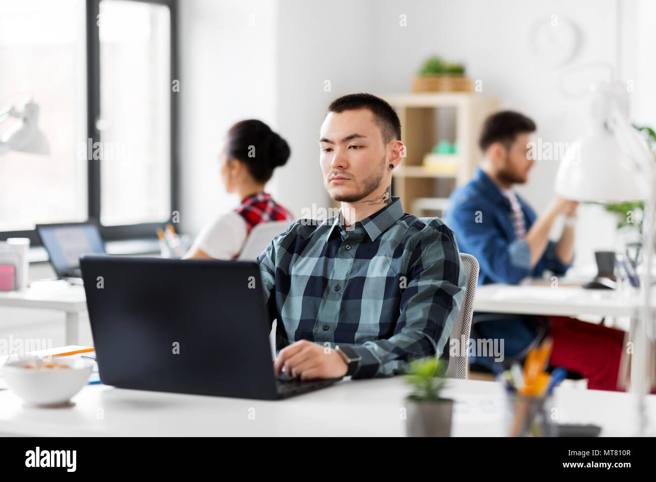 Man tattoo beard laptop hi-res stock photography and images - Alamy