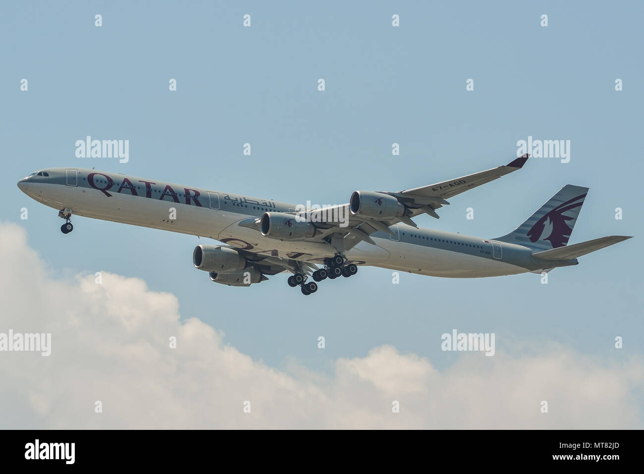 Qatar Airways Airbus A340-600 - Phoenix 1:400 Review - YouTube