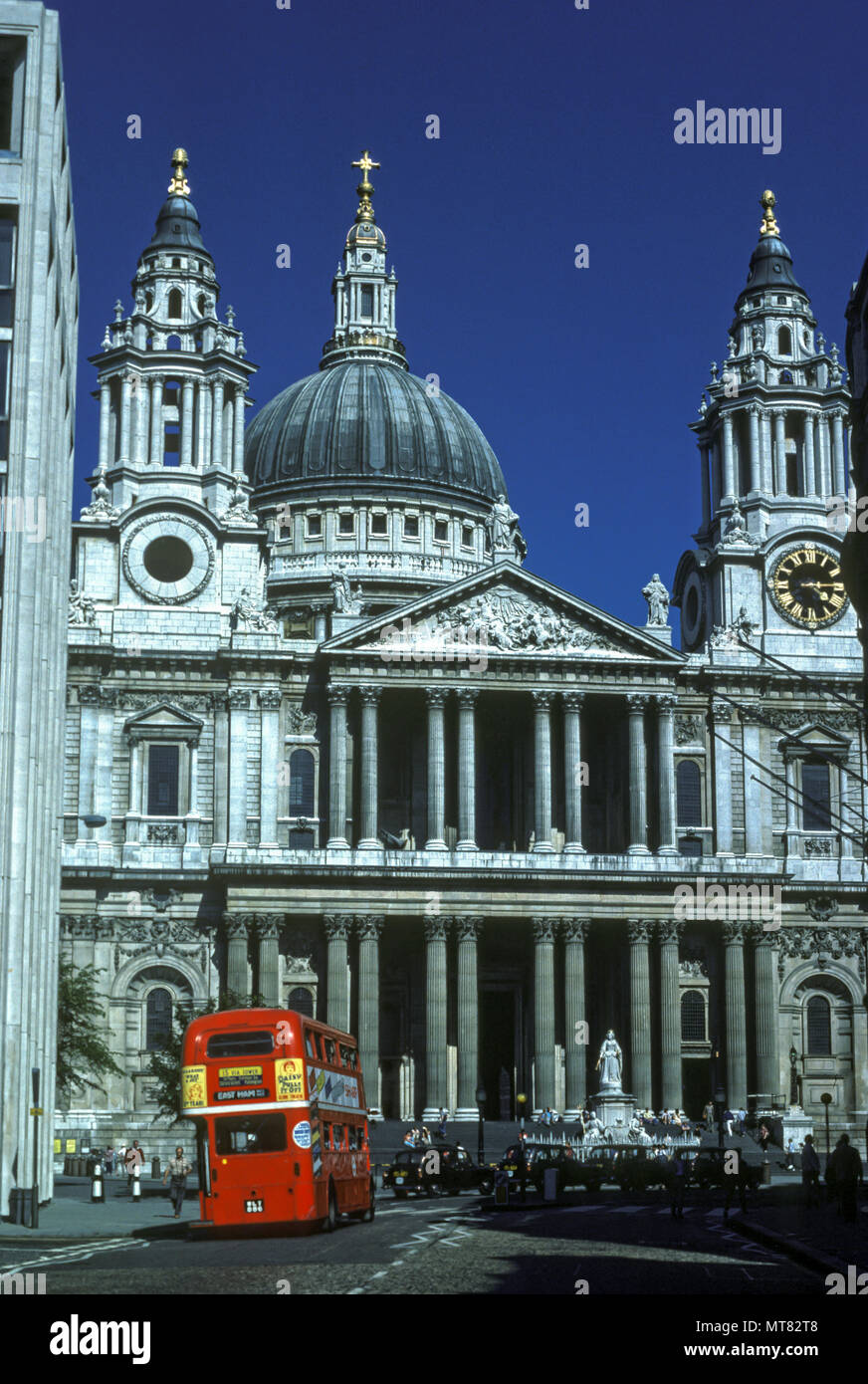 1988 HISTORICAL SAINT PAUL’S CATHEDRAL LUDGATE HILL LONDON ENGLAND UK Stock Photo