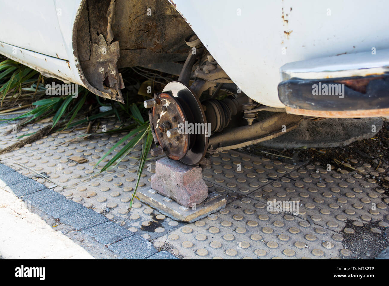 Vehicle without tires hires stock photography and images Alamy