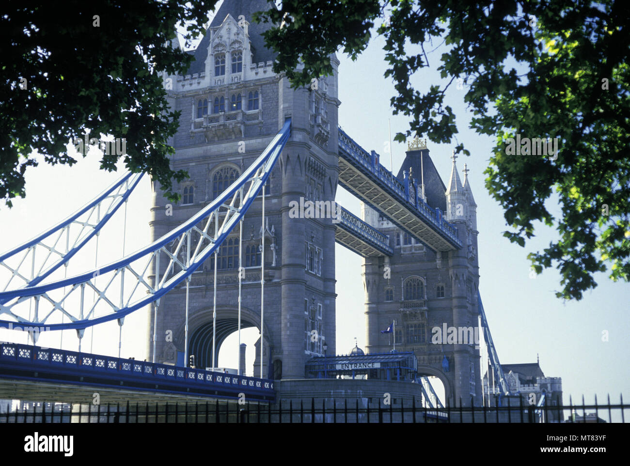 1988 HISTORICAL TOWER BRIDGE (©HORACE JONES & JOHN WOLFE BARRY 1894) RIVERWALK RIVER THAMES LONDON ENGLAND UK Stock Photo