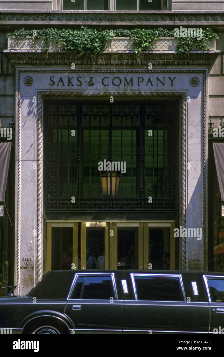 1988 HISTORICAL LINCOLN TOWN CAR (©FORD MOTOR CO 1987) SAKS COMPANY DEPARTMENT STORE FIFTH AVENUE MANHATTAN NEW YORK CITY USA Stock Photo
