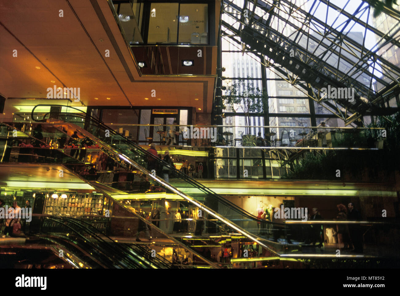 1988 HISTORICAL ESCALATORS TRUMP TOWER SHOPPING MALL FIFTH AVENUE MANHATTAN NEW YORK CITY USA Stock Photo