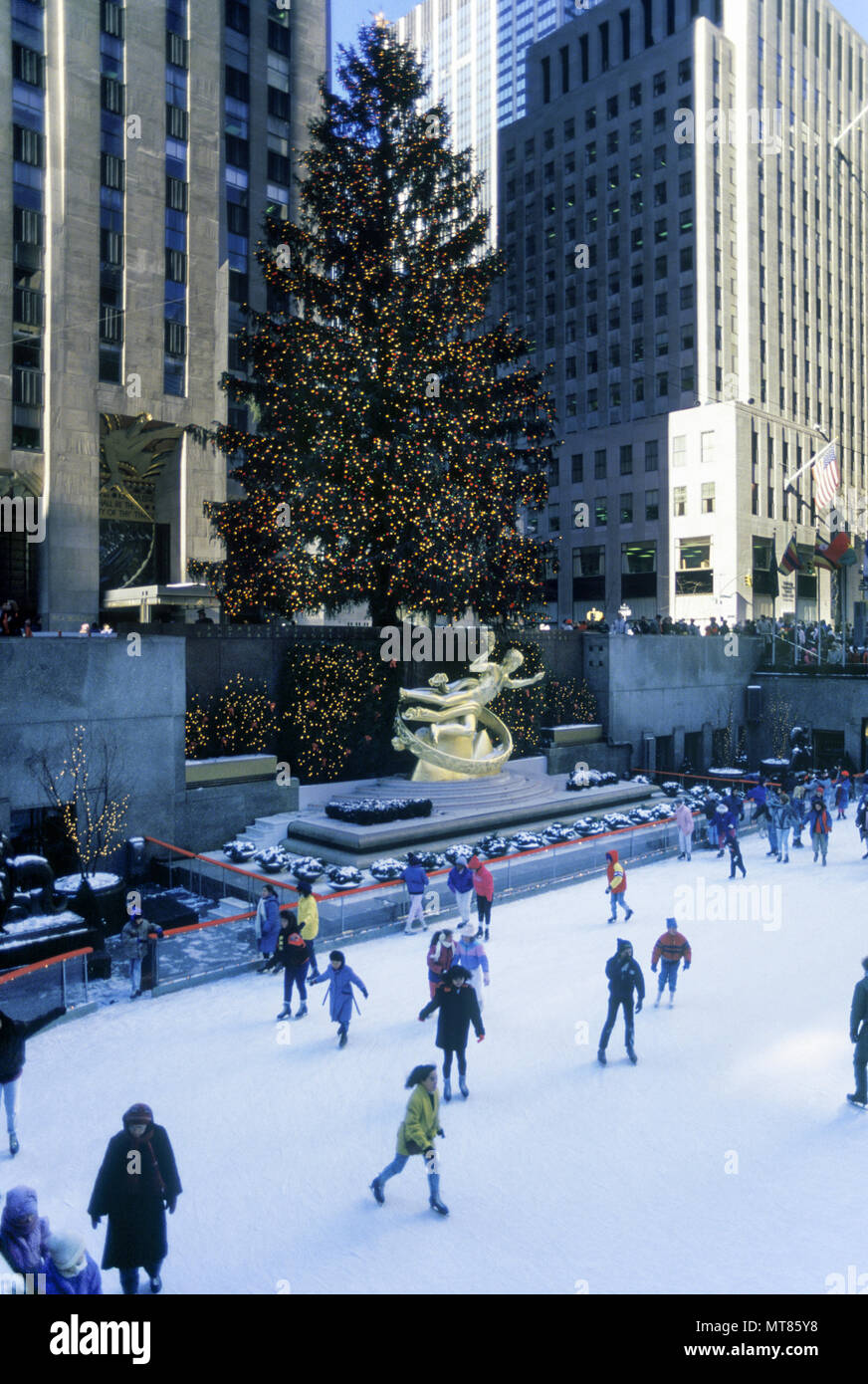 1988 HISTORICAL CHRISTMAS TREE ICE RINK ROCKEFELLLER CENTER MANHATTAN NEW YORK CITY USA Stock Photo
