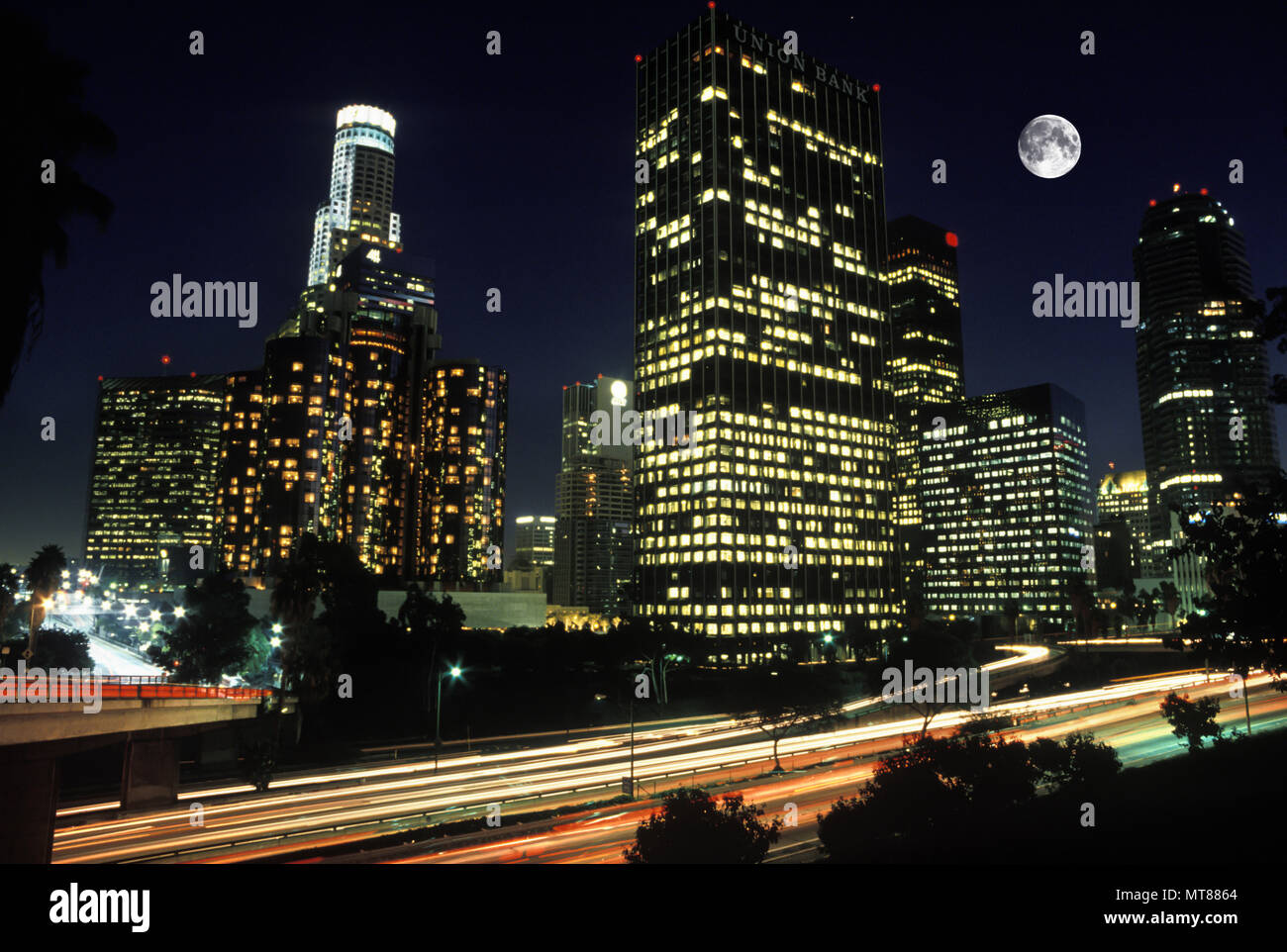 1990 HISTORICAL DOWNTOWN SKYLINE WITH ROUTE 110 LOS ANGELES CALIFORNIA USA Stock Photo