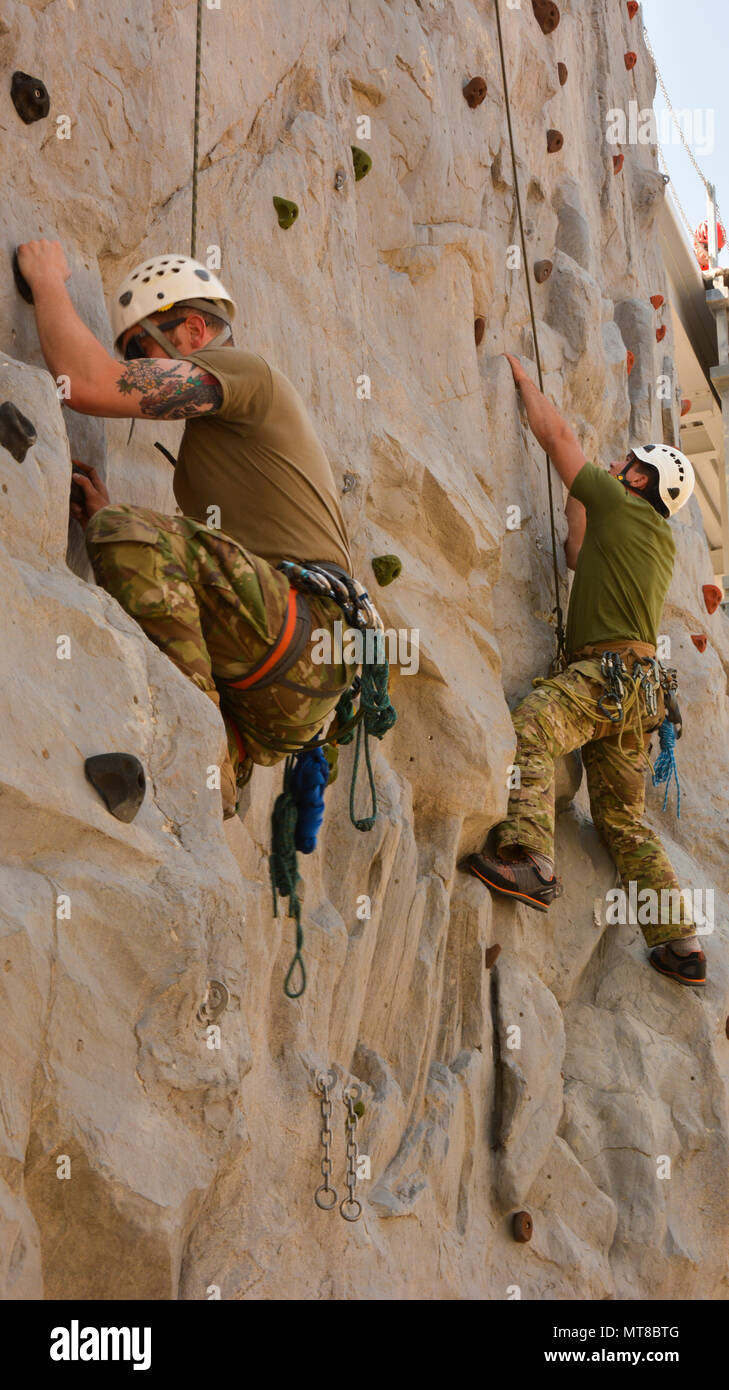 Green Berets assigned to 1st Special Forces Command (Airborne) climb a rock wall during the tower portion of the Senior Mountaineer Course June 28th, 2017 at Fort Carson, Colorado. The course, hosted by the Special Operations Advanced Mountaineering School, is designed to build mountaineers capable of leading special operations missions in mountainous terrain. (U.S. Army photo by Staff Sgt. Will Reinier) Stock Photo
