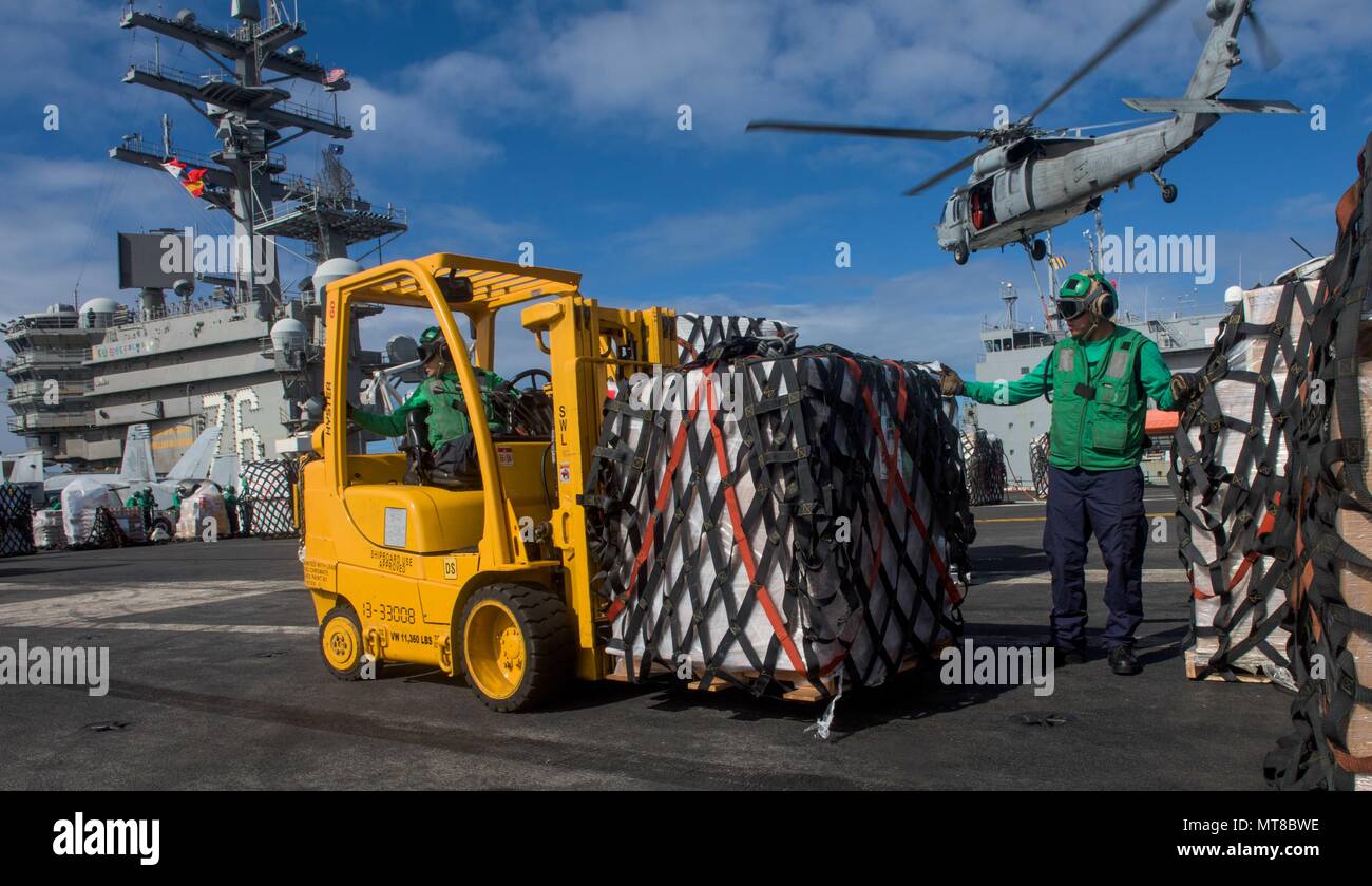 Helo work flight deck hi-res stock photography and images - Alamy