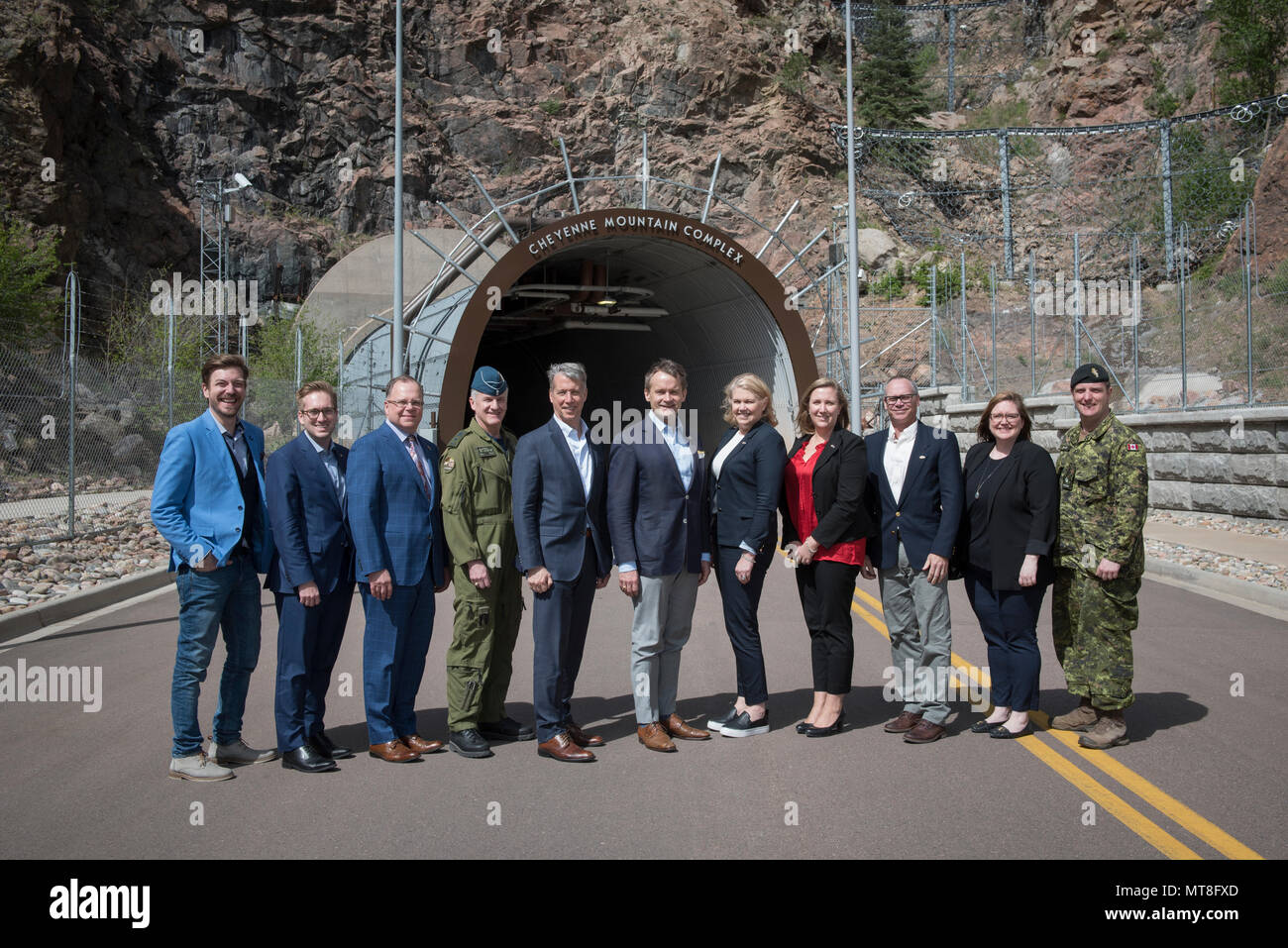 CHEYENNE MOUNTAIN AIR FORCE STATION, Colo.—The Honourable Seamus O’Regan (center), Canadian minister of veteran affairs, The Honourable Andrew Leslie (center left), Canadian parliamentary secretary to the minister of foreign affairs, Jody Thomas (center right), deputy minister of national defence, and Stephane Lessard (third from left), consul general of Canada, and their team arrived for a tour of Cheyenne Mountain Air Force Station, Colorado, May 11, 2018. Distinguished Canadian representatives came to Colorado to celebrate the 60th anniversary of the North American Aerospace defense Command Stock Photo