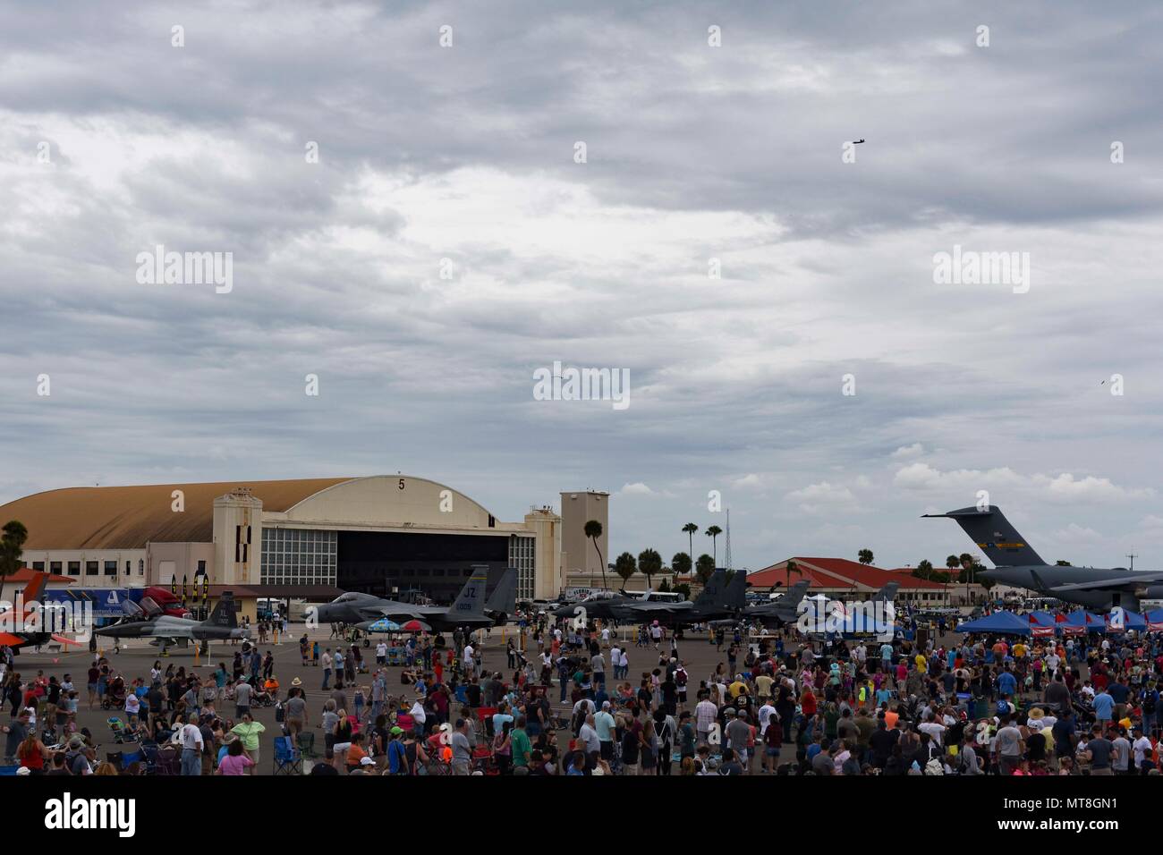 Spectators watch the U.S. Air Force F22 Raptor Demonstration Team
