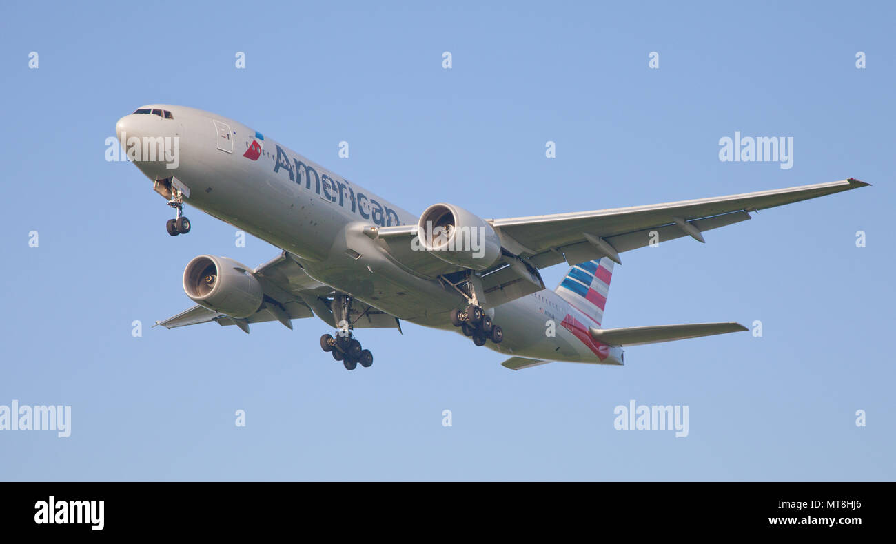 American Airlines Boeing 777 N789AN on final approach to London-Heathrow Airport LHR Stock Photo