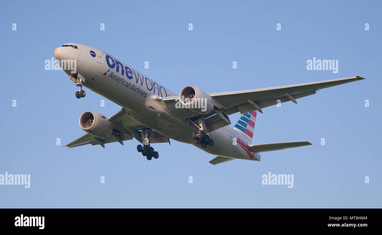 Oneworld Liveried American Airlines Boeing 777 N791AN on final approach to London-Heathrow Airport LHR Stock Photo