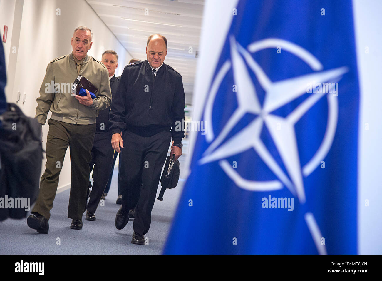 Нато 32. НАТО нацисты. Саммит НАТО. Офицер НАТО фото. Собрание НАТО.