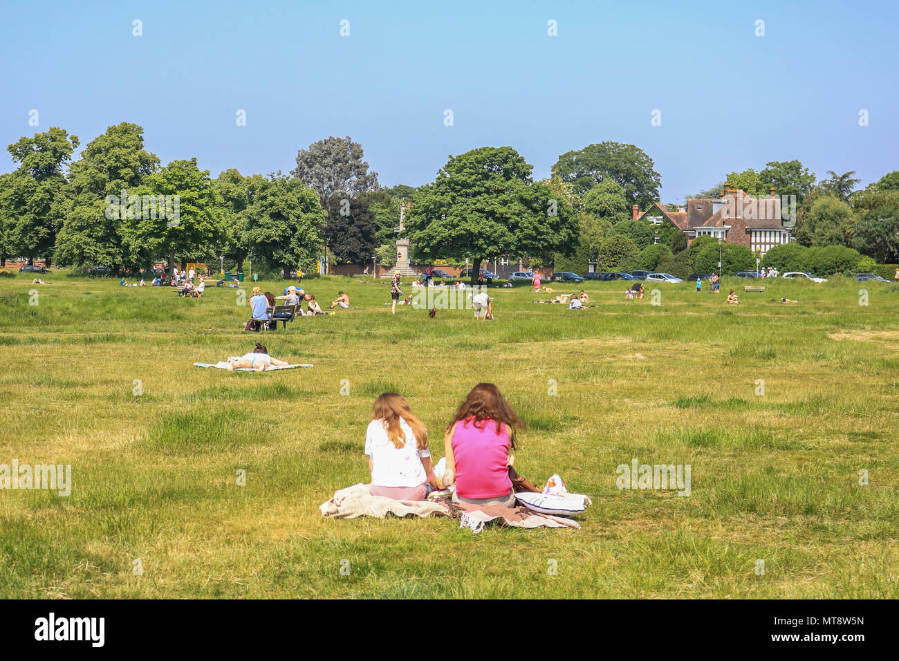 London UK. 28th May 2018. People enjoying the bank holiday sunshine on  Wimbledon Common on the hottest day of the year as temperatures reach 29  degrees celsius with thunderstroms later Credit: amer
