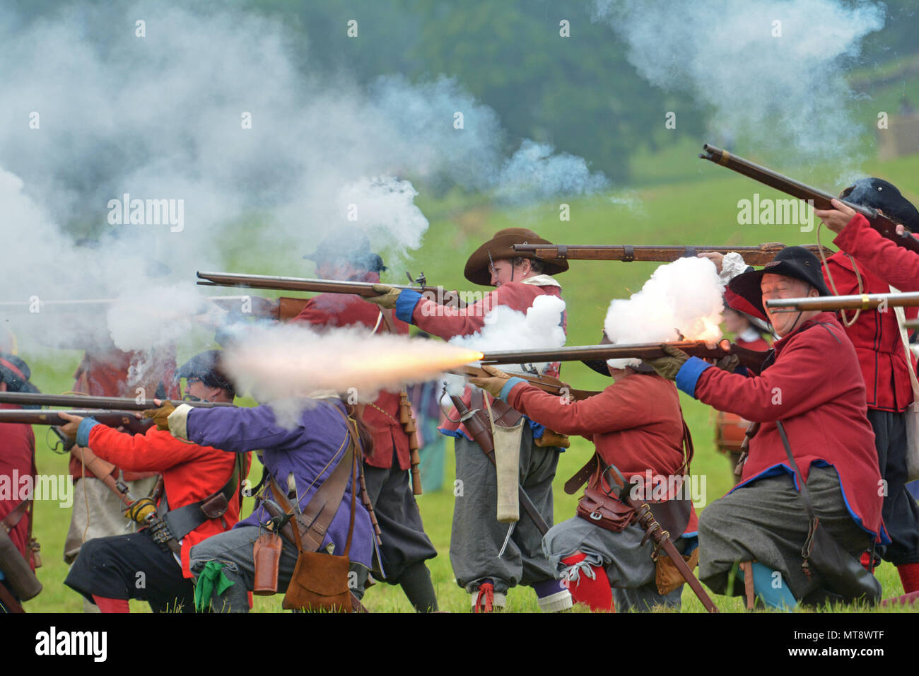 Ashton Court Estate, Bristol, UK. 28th May 2018 Bank Holiday Monday. Spectators take to Ashton Court Estate in Bristol to watch a Battlefield Re-Enactment between Parliamentarians v Royalists. Its the 375th Anniversary siege of Bristol,the 1st battle took place in 1643. Credit: Robert Timoney/Alamy Live News Stock Photo