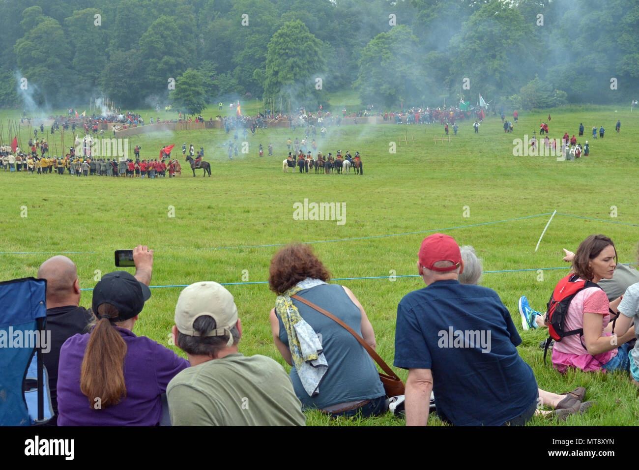 Ashton Court Estate, Bristol, UK. 28th May 2018 Bank Holiday Monday. Spectators take to Ashton Court Estate in Bristol to watch a Battlefield Re-Enactment between Parliamentarians v Royalists. Its the 375th Anniversary siege of Bristol,the 1st battle took place in 1643. Credit: Robert Timoney/Alamy Live News Stock Photo