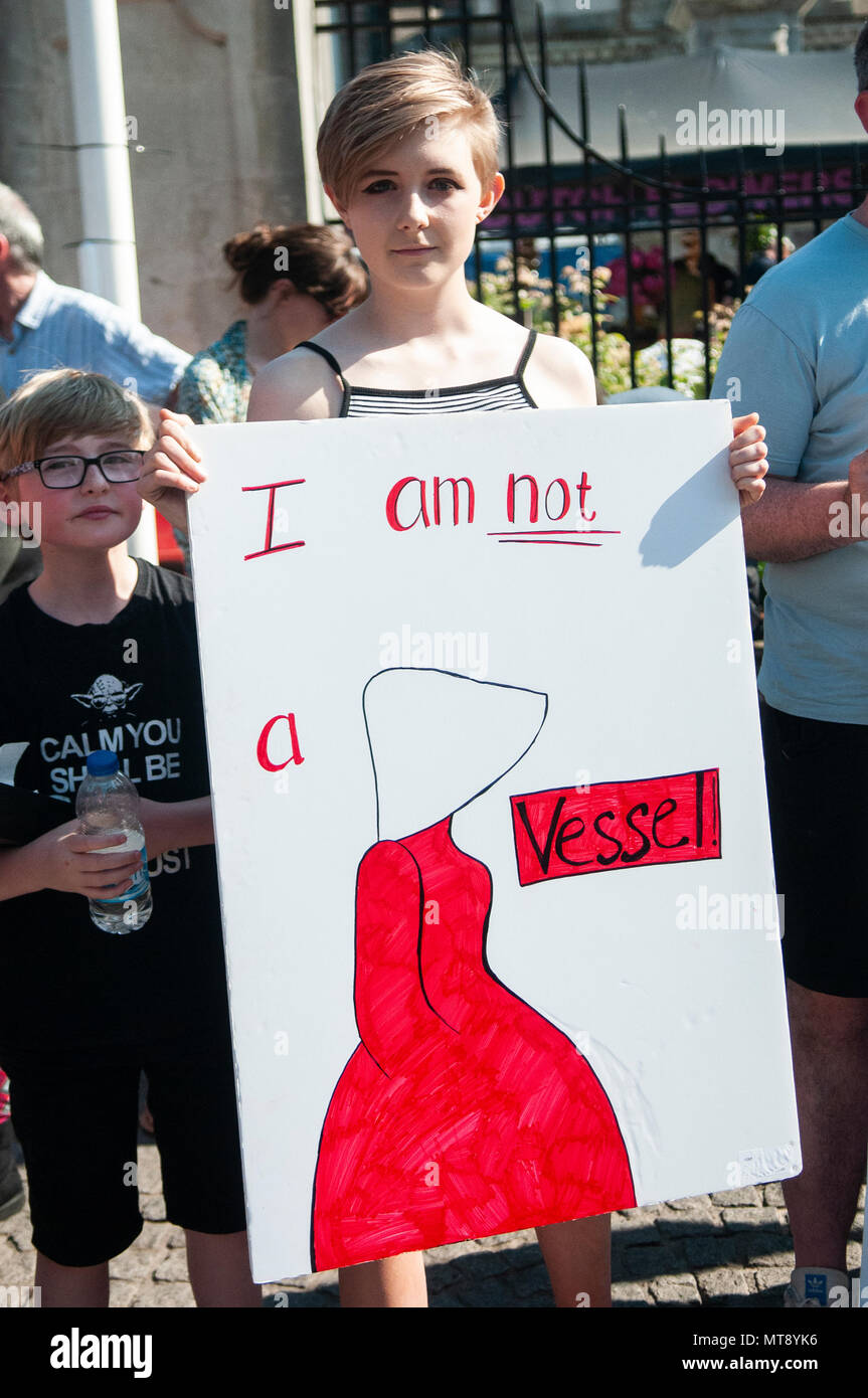 Belfast, Northern Ireland. 28/05/2018 - A young woman holds a placard with the message 'I am not a vessel'.  Around 500 people gather at Belfast City Hall to call for the decriminalisation of abortion in Northern Ireland.  It comes the day after a referendum held in the Republic of Ireland returned a substantial 'Yes' to removing the 8th amendment to the constitution, which gives equal right of life to both the mother and baby, effectively banning abortion in all circumstances. Stock Photo