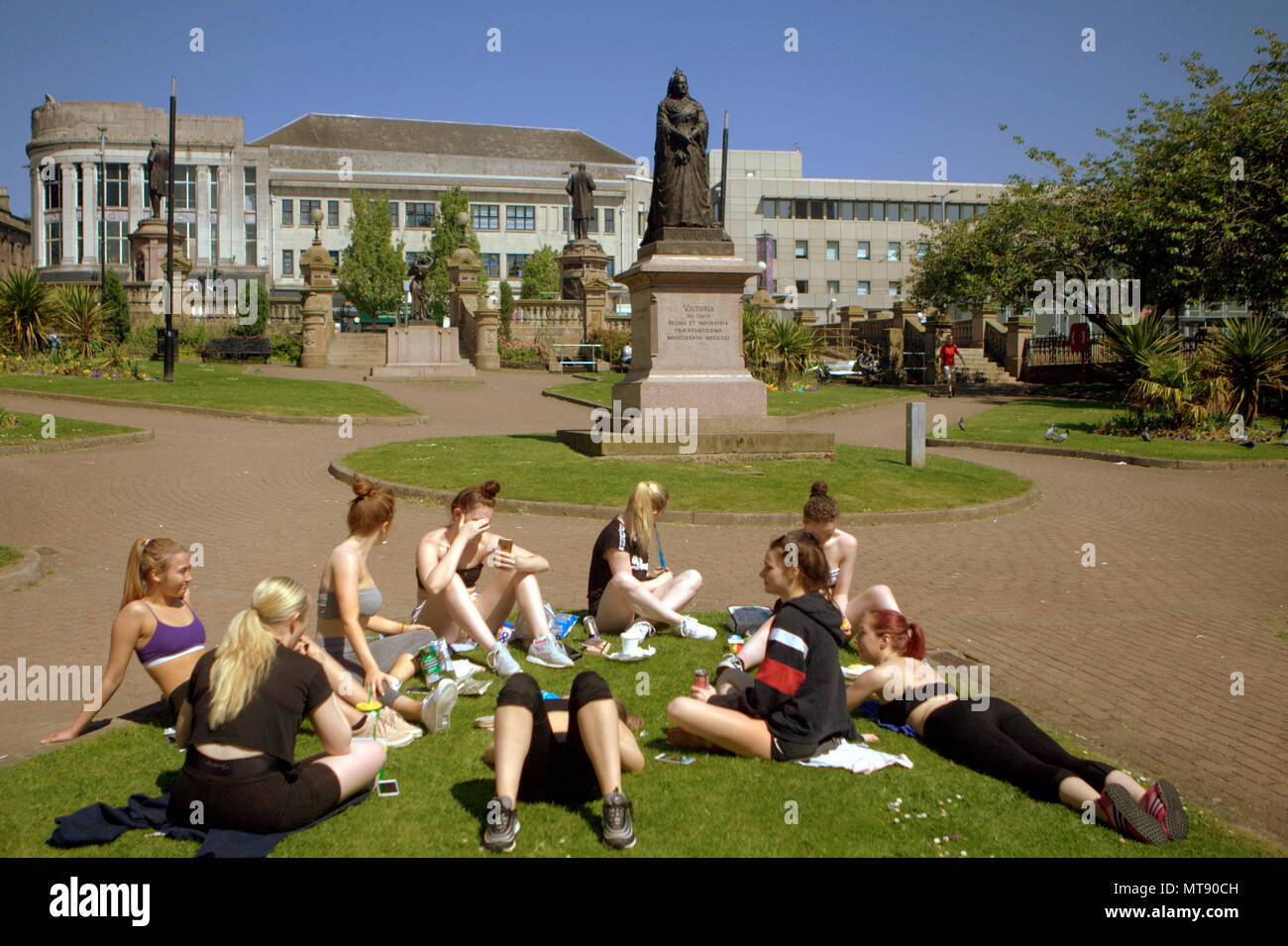 Glasgow, Scotland, UK 28th May.UK Weather: Sunny Summer weather cooks the city and tourists and locals enjoy the weather in the south west  in Paisley with its historical Abbey and statue of queen Victoria who was not amused.  Gerard Ferry/Alamy news Stock Photo