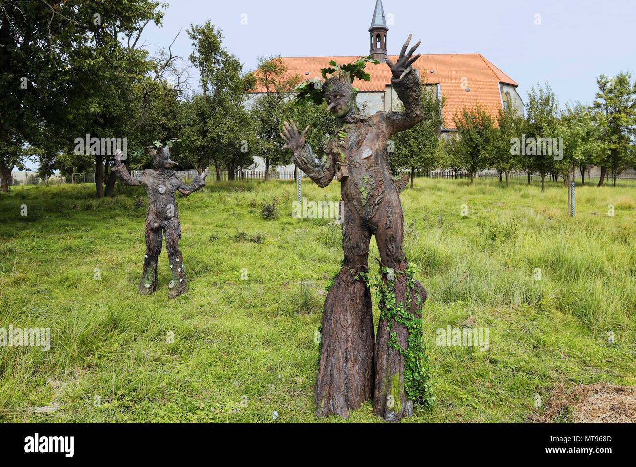 Wittenburg, Deutschland. 28th May, 2018. GEEK ART - Bodypainting meets SciFi, Fantasy and more: Tree-Beings photoshooting with the models Maria and Enrico in the monastery garden of the monastery church in Wittenburg - A project by the photographer Tschiponnique Skupin and the bodypaint artist Enrico Lein | Verwendung weltweit Credit: dpa/Alamy Live News Stock Photo
