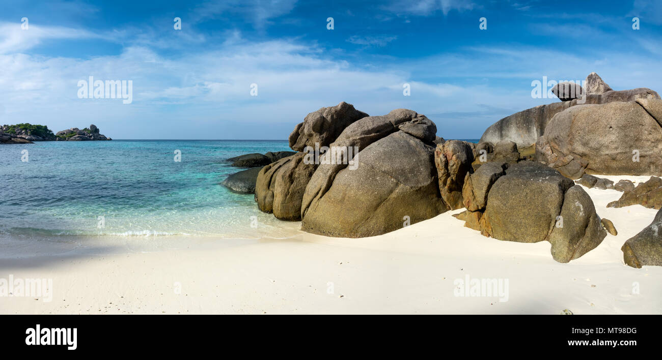 Beach between rocks hi-res stock photography and images - Alamy