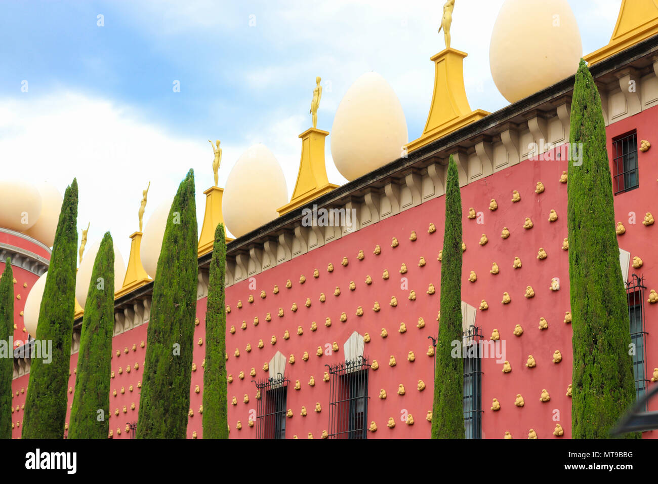 Giant eggs and golden statues lining the roof of the Salvador Dali Theatre Museum in Figueres, Girona, Catelonia, Spain. Stock Photo
