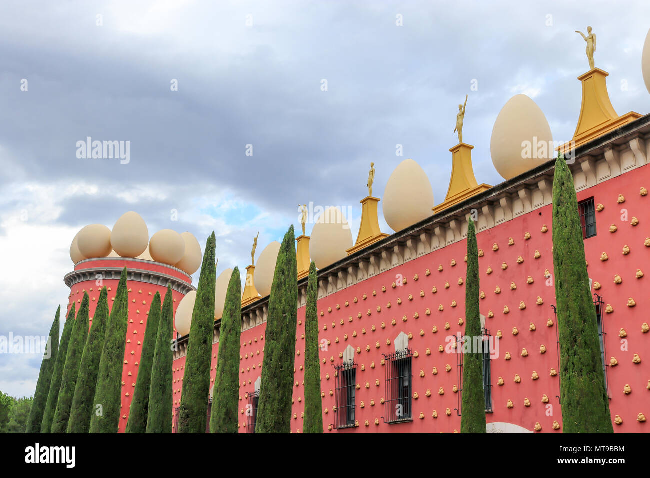 Giant eggs and golden statues lining the roof of the Salvador Dali Theatre Museum in Figueres, Girona, Catelonia, Spain. Stock Photo