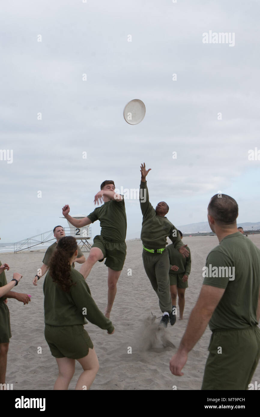 conferencia Bergantín cocaína U.S. Marine Corps Cpl. Trey Beattie, administration specialist with the  15th Expeditionary Unit, blocks a Frisbee during a game of ultimate frisbee  aboard Camp Pendleton, California, May 18, 2018. The unit resiliency