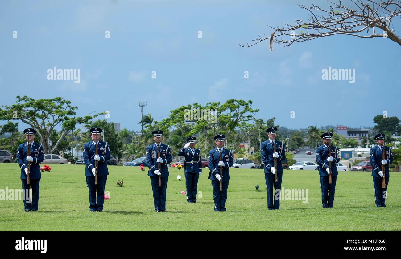 Military funeral 21 gun salute hi-res stock photography and images - Alamy
