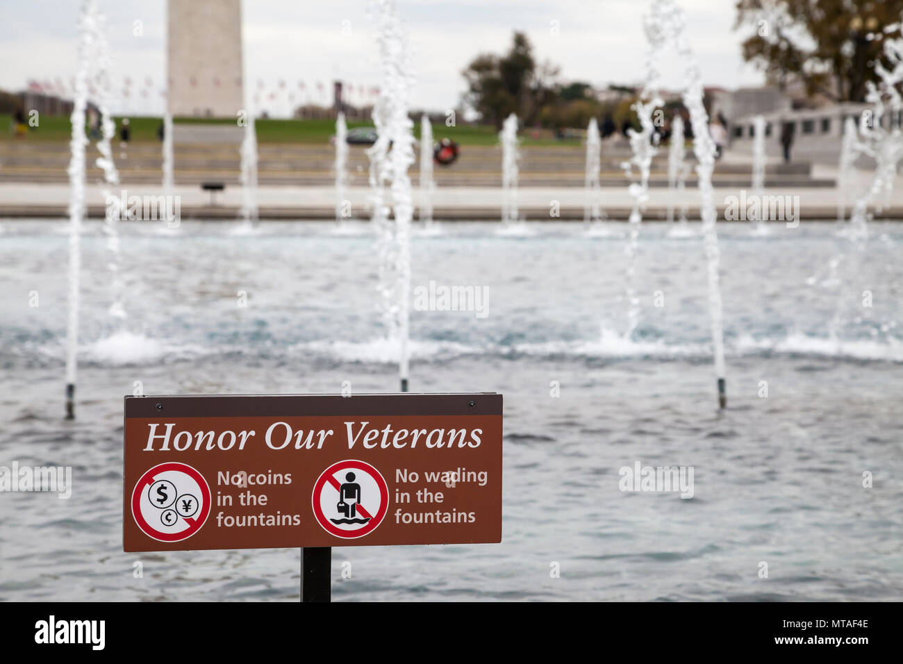 Honor our veteran sign at the Washington Monument fountain, Washington DC, USA Stock Photo