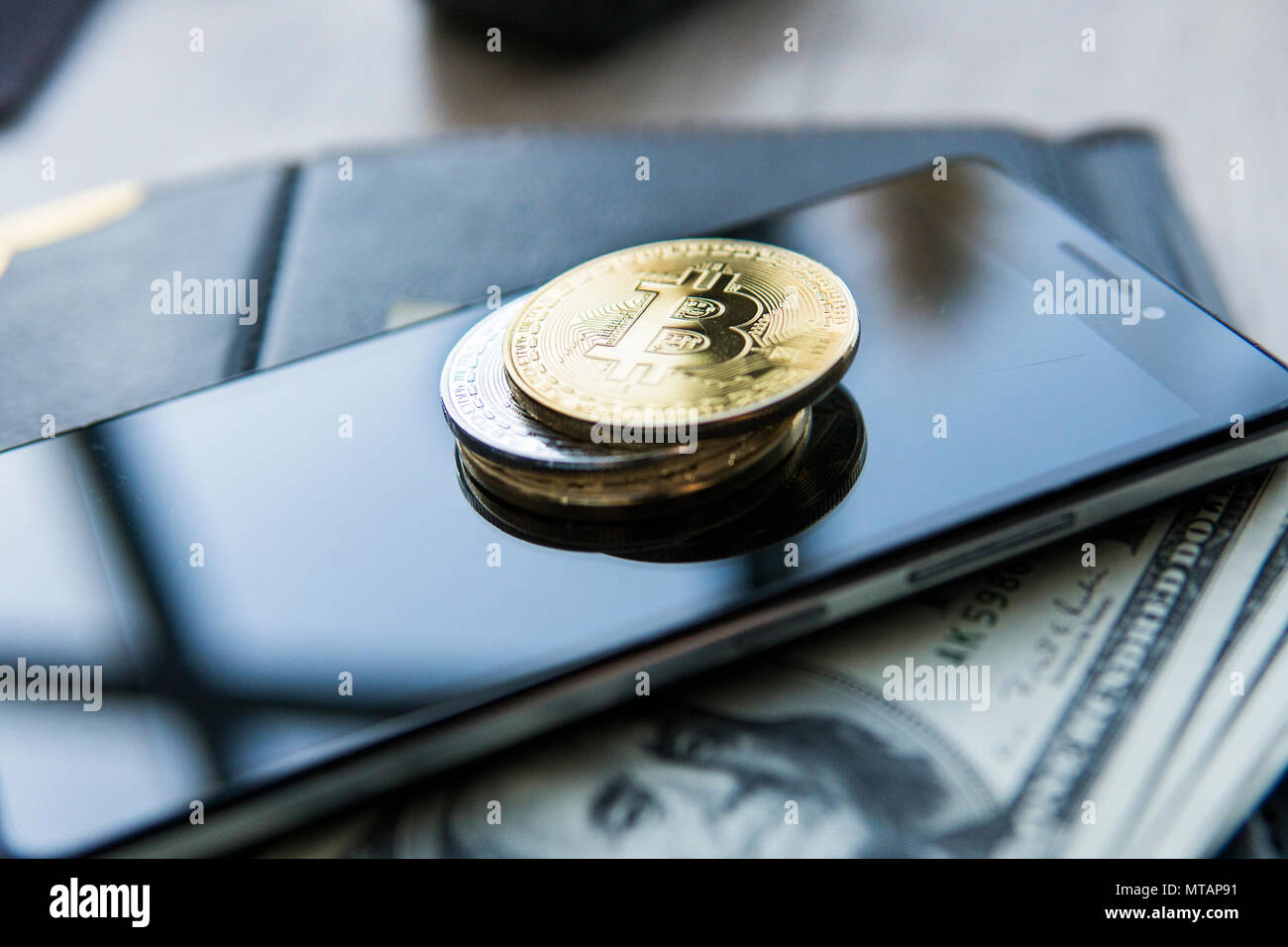 Smart phone cash money dollars hi-res stock photography and images - Alamy