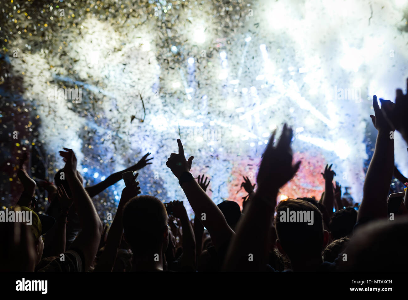 Night club crowd confetti hi-res stock photography and images - Alamy