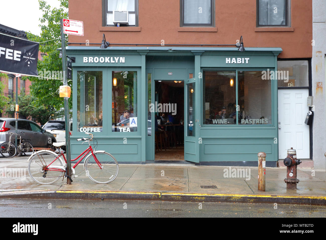 Brooklyn Habit, 405 Smith St, Brooklyn, NY. exterior storefront of a coffee shop in gowanus. Stock Photo