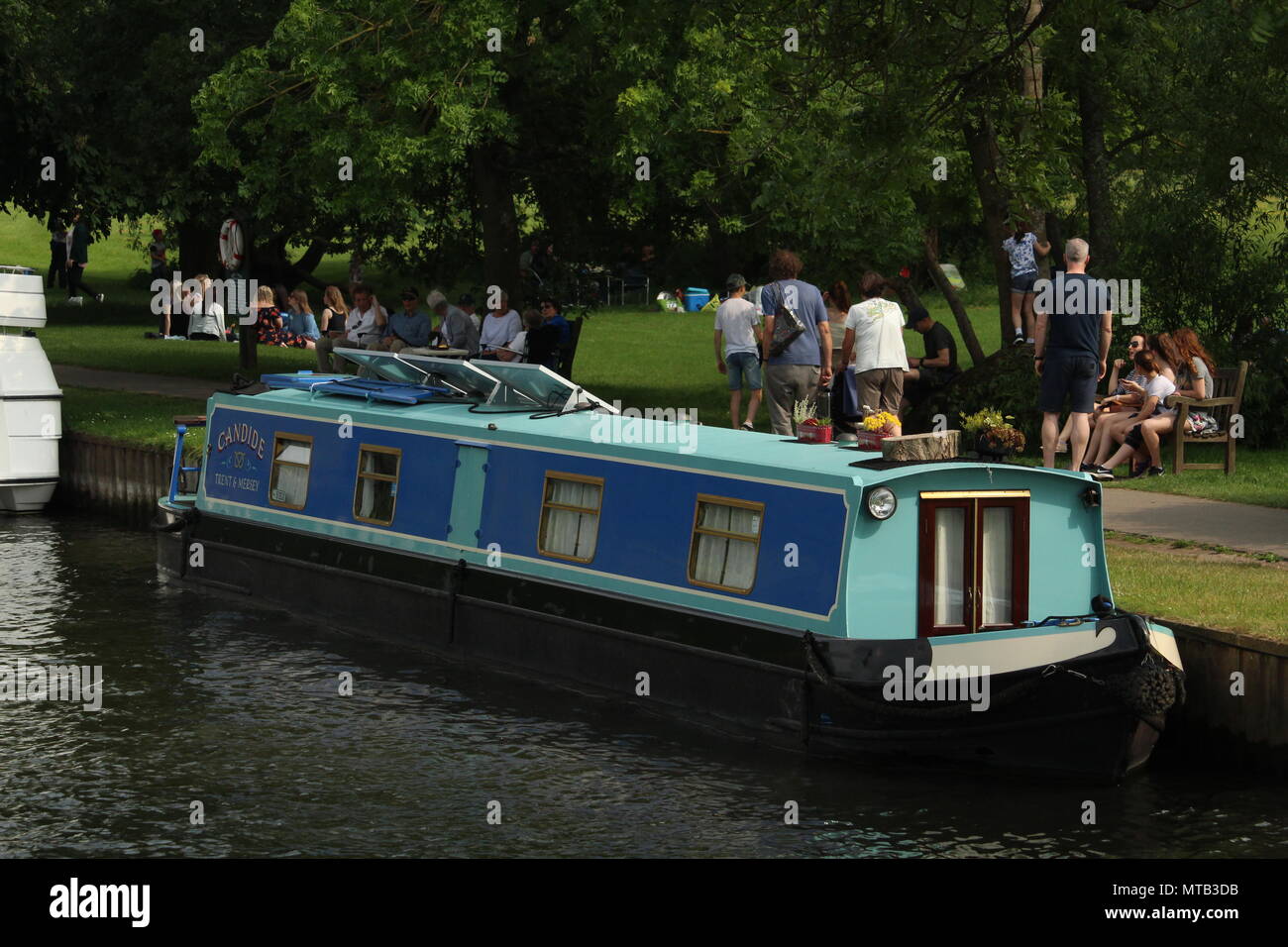 Woman mooring canal boat hi-res stock photography and images - Alamy