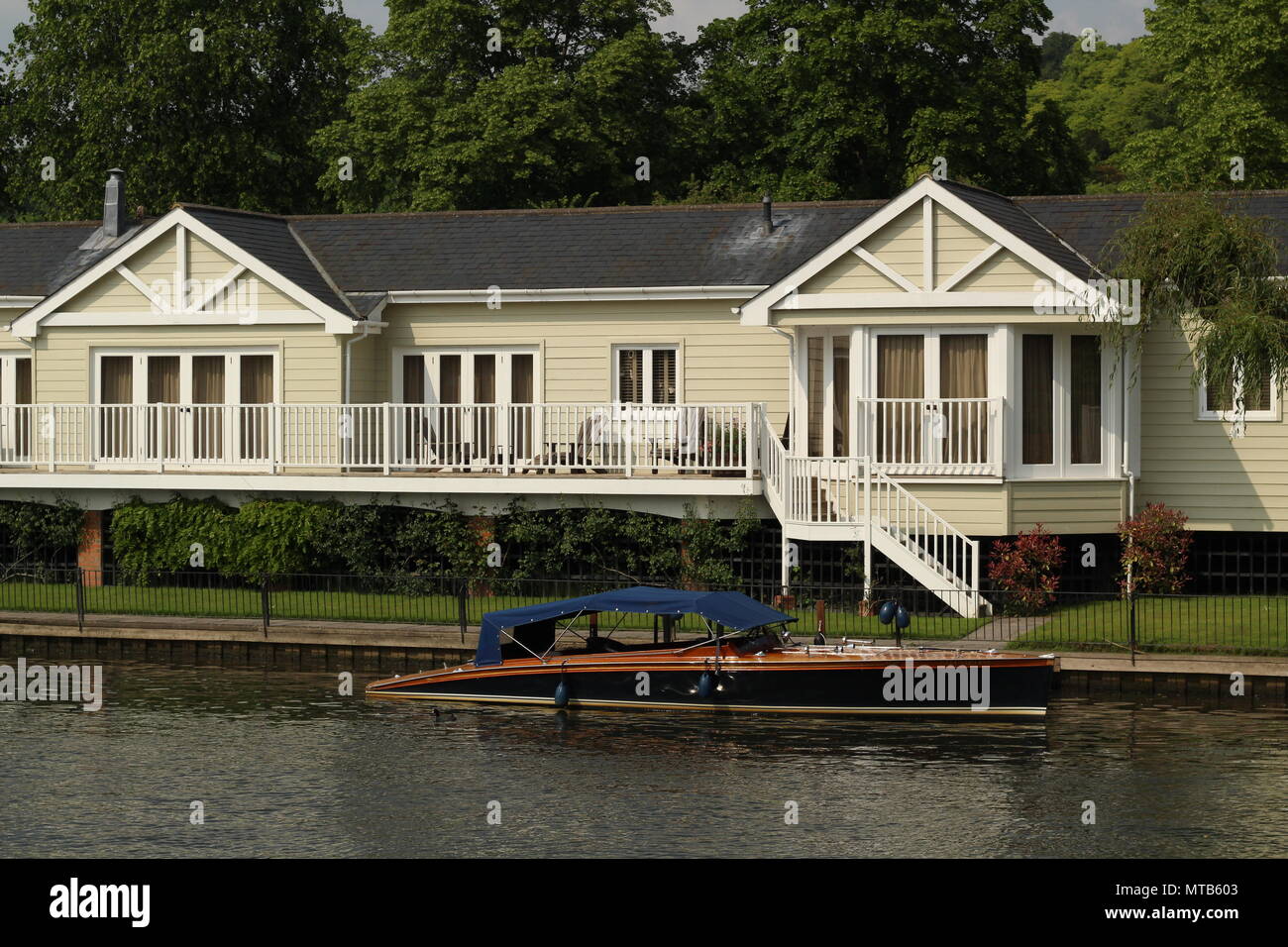 Riverside property near thames hires stock photography and images Alamy