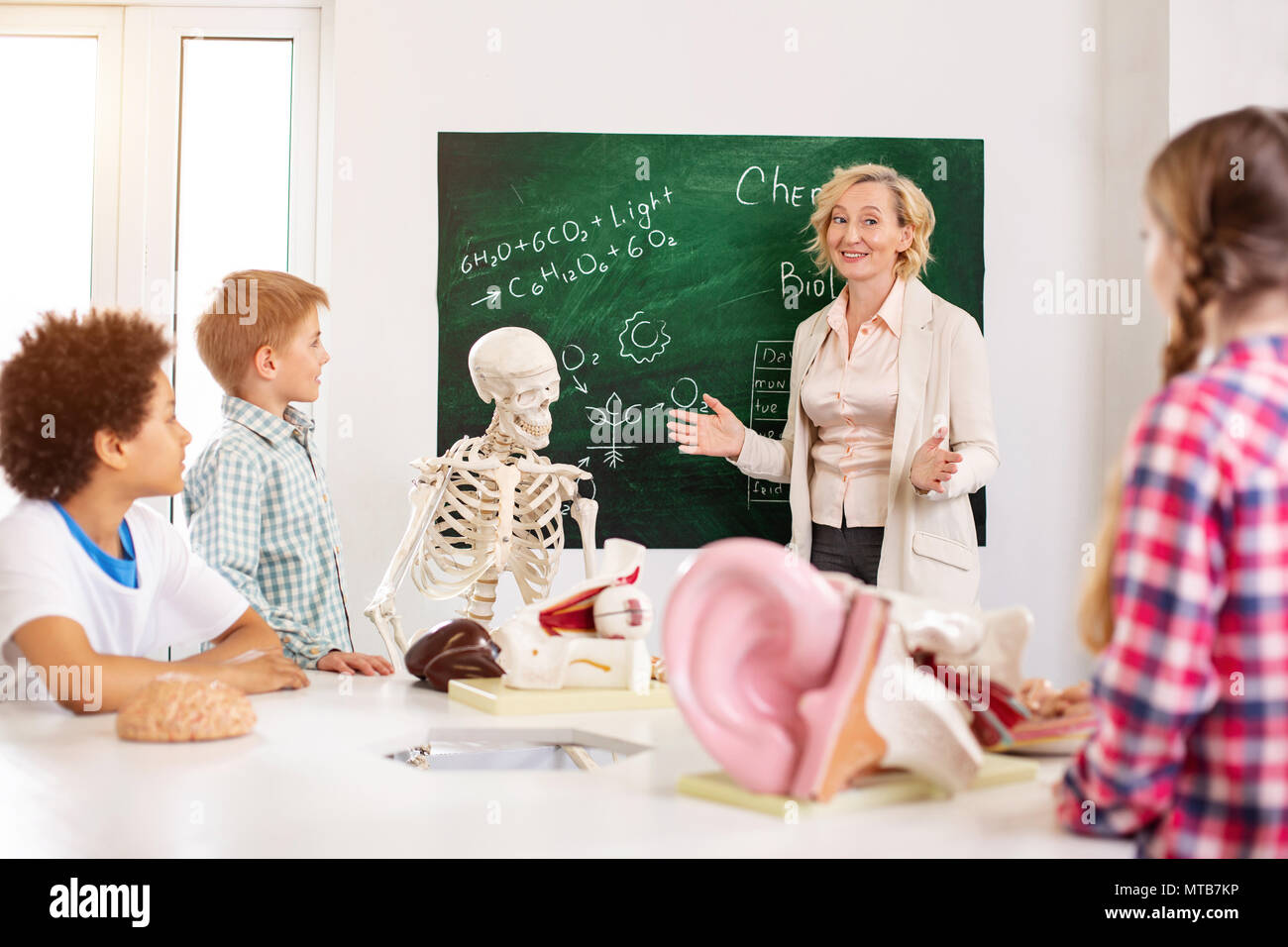 Учитель на уроке попросил учащихся. Урок анатомии в школе у девочек. Учитель и урок анатомии. Учителя биологии фото уроков. Учительница на уроке анатомии.